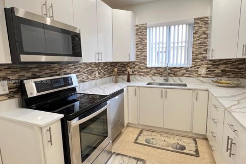 Villa ou maison à louer à North Miami Beach, Floride: 5 chambres, 185.53 m2 № 2002198 - photo 8