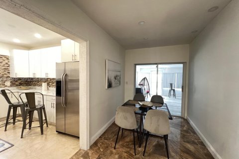 Villa ou maison à louer à North Miami Beach, Floride: 5 chambres, 185.53 m2 № 2002198 - photo 7