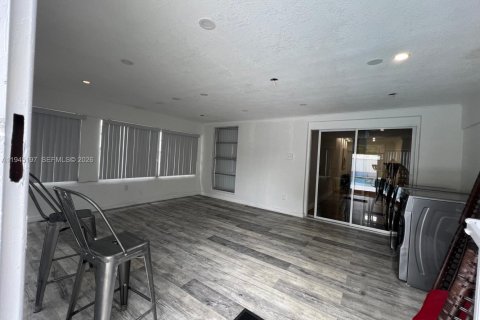 Villa ou maison à louer à North Miami Beach, Floride: 5 chambres, 185.53 m2 № 2002198 - photo 12