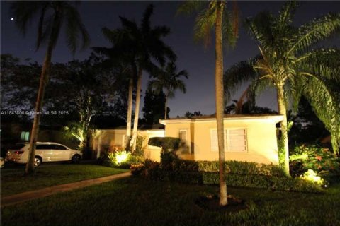 Villa ou maison à louer à Coral Gables, Floride: 3 chambres, 178.84 m2 № 1847597 - photo 13