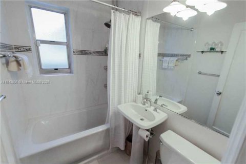 Villa ou maison à louer à Coral Gables, Floride: 3 chambres, 178.84 m2 № 1847597 - photo 21
