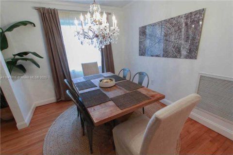 Villa ou maison à louer à Coral Gables, Floride: 3 chambres, 178.84 m2 № 1847597 - photo 10