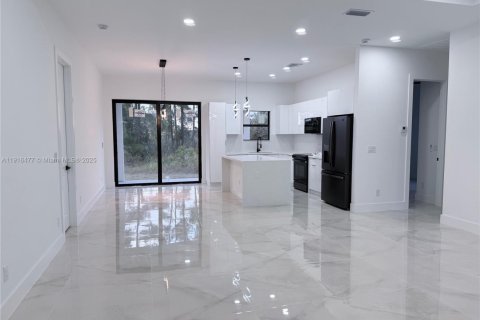 Casa en venta en Lehigh Acres, Florida, 3 dormitorios, 162.3 m2 № 2082517 - foto 8