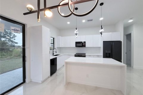 Casa en venta en Lehigh Acres, Florida, 3 dormitorios, 162.3 m2 № 2082517 - foto 11