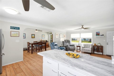 House in Kenneth City, Florida 2 bedrooms, 125.14 sq.m. № 2266287 - photo 9