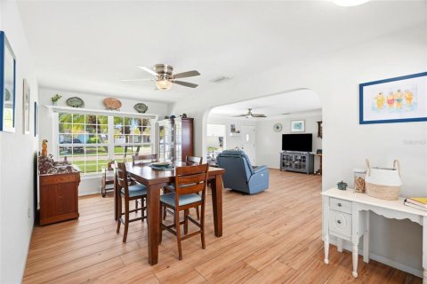 House in Kenneth City, Florida 2 bedrooms, 125.14 sq.m. № 2266287 - photo 12