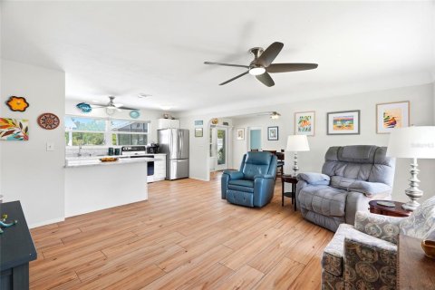 House in Kenneth City, Florida 2 bedrooms, 125.14 sq.m. № 2266287 - photo 5