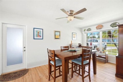 House in Kenneth City, Florida 2 bedrooms, 125.14 sq.m. № 2266287 - photo 10