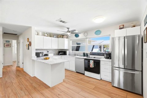 House in Kenneth City, Florida 2 bedrooms, 125.14 sq.m. № 2266287 - photo 7