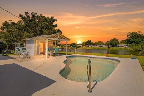 House in Kenneth City, Florida 2 bedrooms, 125.14 sq.m. № 2266287