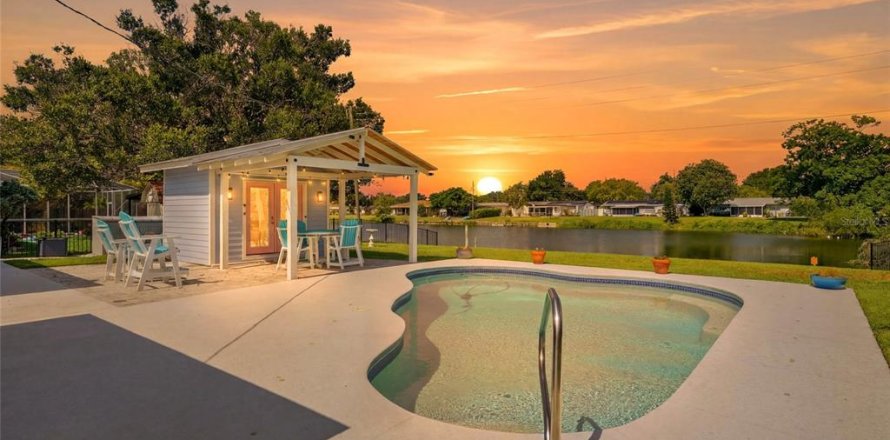 House in Kenneth City, Florida 2 bedrooms, 125.14 sq.m. № 2266287