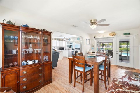 House in Kenneth City, Florida 2 bedrooms, 125.14 sq.m. № 2266287 - photo 11
