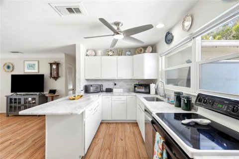 House in Kenneth City, Florida 2 bedrooms, 125.14 sq.m. № 2266287 - photo 8