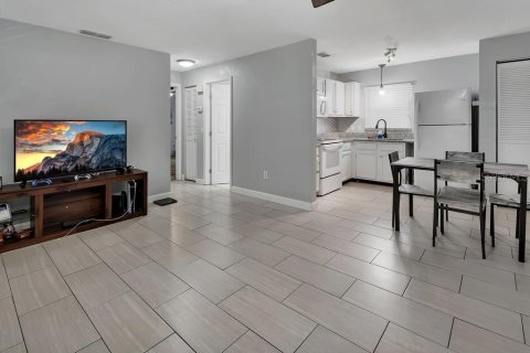 House in DeLand, Florida 2 bedrooms, 88.26 sq.m. № 2220821 - photo 5