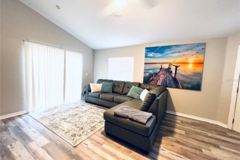 House in Tampa, Florida 3 bedrooms, 118.17 sq.m. № 1853207 - photo 2