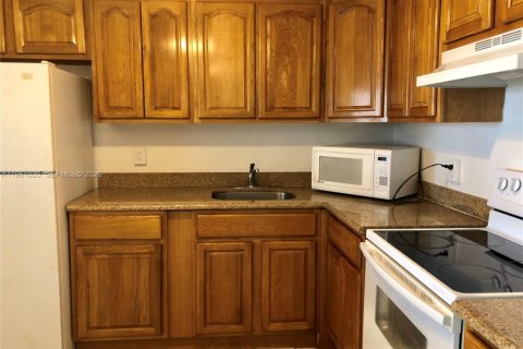 Condominio en alquiler en Miami, Florida, 1 dormitorio, 76.64 m2 № 2021832 - foto 3