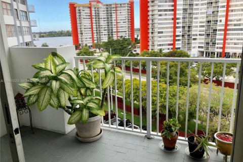 Condominio en alquiler en Miami, Florida, 1 dormitorio, 76.64 m2 № 2021832 - foto 6