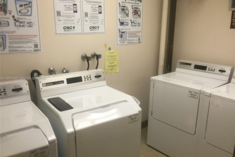 Condominio en alquiler en Miami, Florida, 1 dormitorio, 76.64 m2 № 2021832 - foto 19