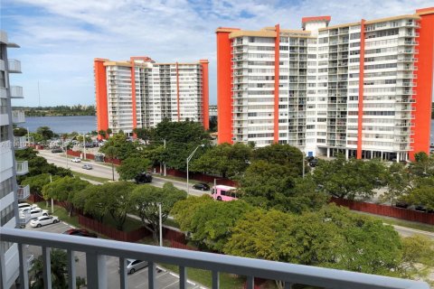 Condominio en alquiler en Miami, Florida, 1 dormitorio, 76.64 m2 № 2021832 - foto 7