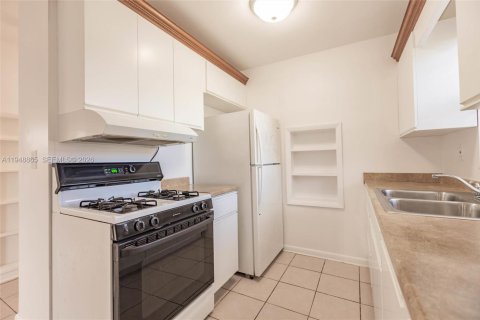 Villa ou maison à vendre à Miami, Floride: 3 chambres, 98.1 m2 № 2006781 - photo 14