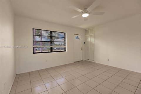 Villa ou maison à vendre à Miami, Floride: 3 chambres, 98.1 m2 № 2006781 - photo 7