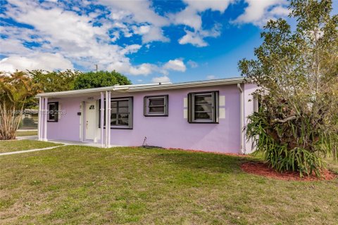 Villa ou maison à vendre à Miami, Floride: 3 chambres, 98.1 m2 № 2006781 - photo 3