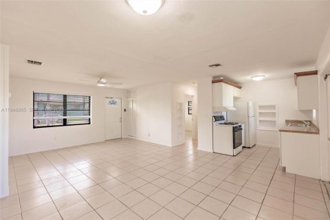 Villa ou maison à vendre à Miami, Floride: 3 chambres, 98.1 m2 № 2006781 - photo 10