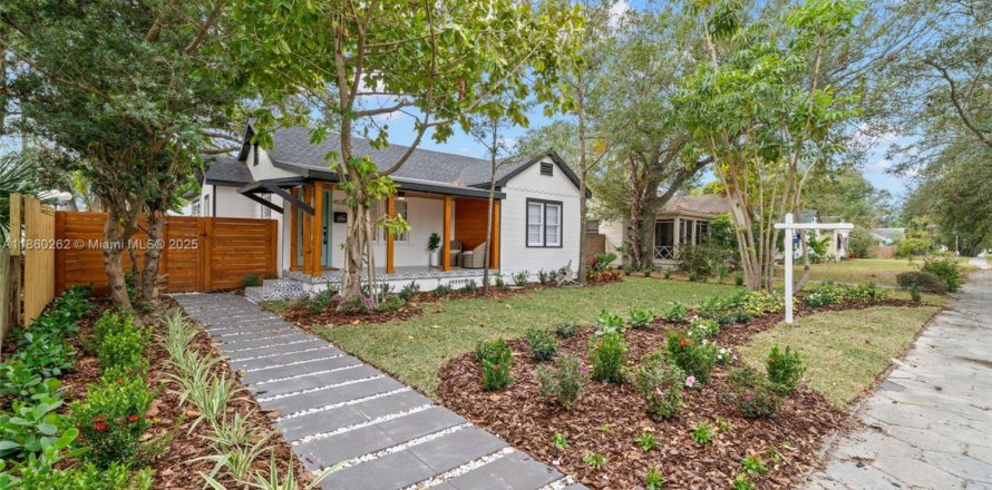 House in Saint Petersburg, Florida 3 bedrooms, 117.15 sq.m. № 1889539