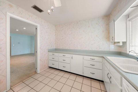 Condo in Belleair Bluffs, Florida, 2 bedrooms  № 2217223 - photo 13