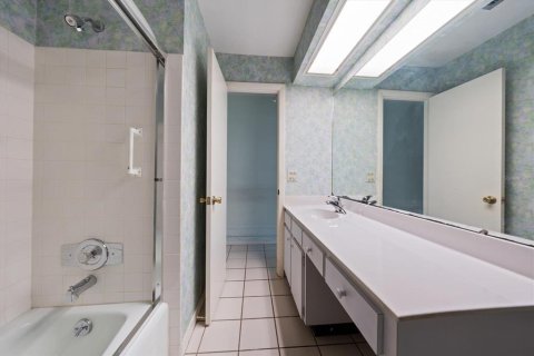 Condo in Belleair Bluffs, Florida, 2 bedrooms  № 2217223 - photo 29