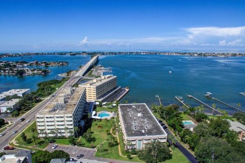 Condo in Belleair Bluffs, Florida, 2 bedrooms  № 2217223