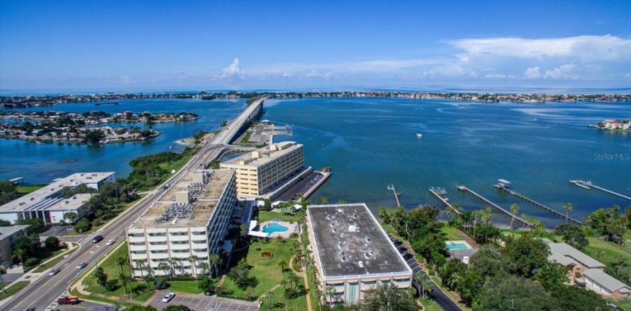 Condo in Belleair Bluffs, Florida, 2 bedrooms  № 2217223