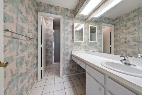 Condo in Belleair Bluffs, Florida, 2 bedrooms  № 2217223 - photo 24