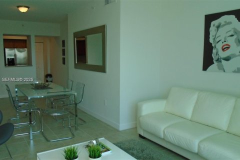 Condominio en alquiler en Miami, Florida, 2 dormitorios, 82.87 m2 № 1993914 - foto 1