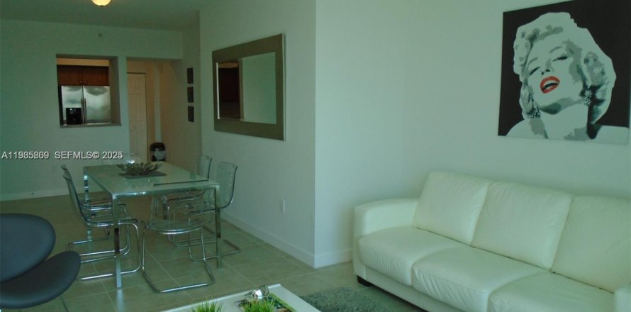 Condominio en Miami, Florida, 2 dormitorios  № 1993914