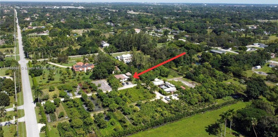 Commercial property in Southwest Ranches, Florida № 1825465