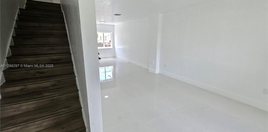 Adosado en Miami, Florida 3 dormitorios, 106.84 m2 № 1645493
