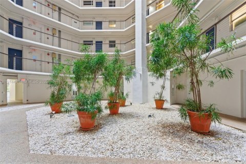 Condo in Miami Beach, Florida, 2 bedrooms № 2153708 - photo 16
