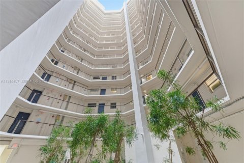 Condo in Miami Beach, Florida, 2 bedrooms № 2153708 - photo 2