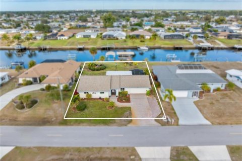 House in Port Charlotte, Florida 3 bedrooms, 153.47 sq.m. № 2345626
