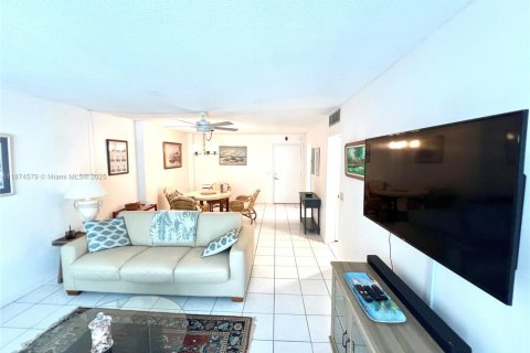 Снять в аренду кондоминиум в Палм - Бич Шорес, Флорида 1 спальня, 78.04м2, № 2014133 - фото 9