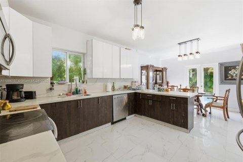 Купить виллу или дом в Майами, Флорида 4 спальни, 233.93м2, № 2034339 - фото 14
