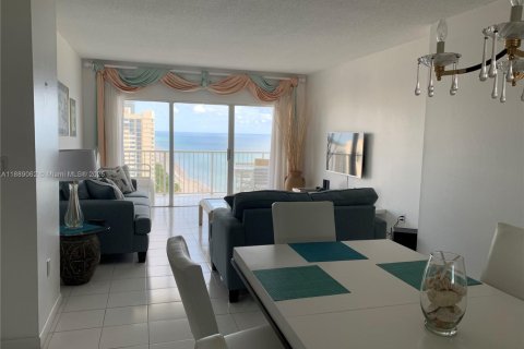 Снять в аренду кондоминиум в Халландейл-Бич, Флорида 1 спальня, 80.82м2, № 1941117 - фото 2