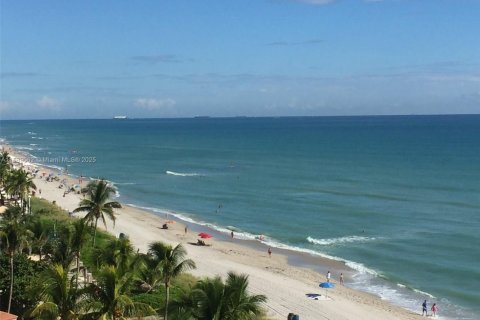 Снять в аренду кондоминиум в Халландейл-Бич, Флорида 1 спальня, 80.82м2, № 1941117 - фото 1