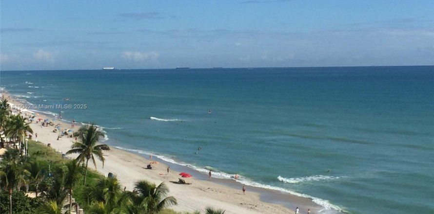 Кондоминиум с 1 спальней в Халландейл-Бич, Флорида № 1941117