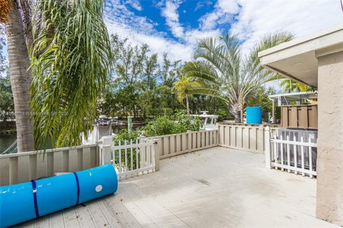 Townhouse in North Miami Beach, Florida 3 bedrooms, 179.86 sq.m. № 1922969 - photo 17