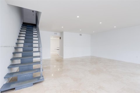 Townhouse in North Miami Beach, Florida 3 bedrooms, 179.86 sq.m. № 1922969 - photo 23