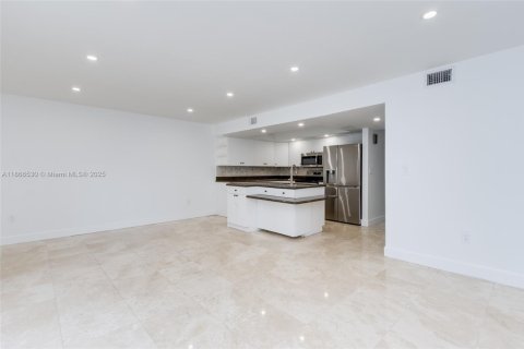 Townhouse in North Miami Beach, Florida 3 bedrooms, 179.86 sq.m. № 1922969 - photo 11