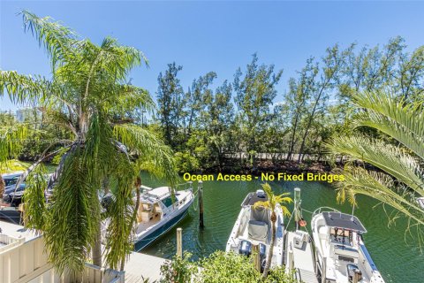 Townhouse in North Miami Beach, Florida 3 bedrooms, 179.86 sq.m. № 1922969 - photo 2