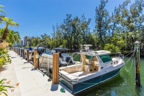 Townhouse in North Miami Beach, Florida 3 bedrooms, 179.86 sq.m. № 1922969 - photo 7